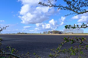 Links boerderij 'Klein Midhuizen' (Noorderweg 1). Rechts de boerderij van het voormalige gehucht Midhuizen (Noorderweg 3).