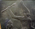 Zgodnjedinastična upodobitev bele krone na paleti faraona Narmerja