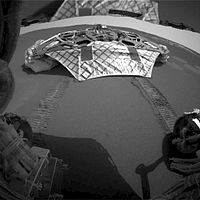 Robot Opportunity se vzdaluje od svého přistávacího modulu. Je vidět konzistentní povrch Marsu, 27. března 2004.