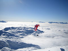 Vista de un parapentista sobre un mar de nubes después de despegar de Brévent, en Chamonix-Mont-Blanc