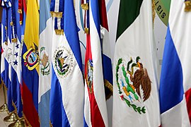 Bandera de El Salvador entre otras banderas de Latinoamerica