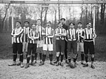L'équipe du Red Star le 20 décembre 1908 avant un match du championnat de Paris de deuxième série contre le Stade français.