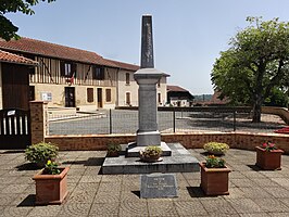 Dorpsplein met oorlogsmonument en gemeentehuis