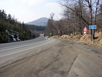 Schöbersattel, im Hintergrund der Tannenberg (Jedlová)