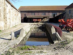 L'abreuvoir de la ferme monastique.