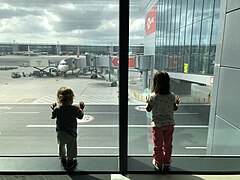 Vue du tarmac depuis une salle d'embarquement