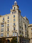 Edificio, esquina con Pº de la Independencia.