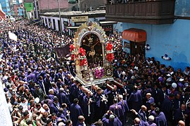 Procesión multitudinaria del Señor de los Milagros por las calles de Lima.