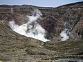 A Naka-dake füstölgő krátere