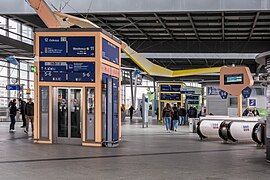 Bahnhof Berlin-Südkreuz - farbige Lifte in der Ringbahnhalle (2024).jpg