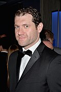 Billy Eichner interprète Harrison Wilton et Charles « Tex » Watson