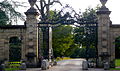 Poarta de intrare pe domeniul Cliveden⁠(en)[traduceți] din apropierea satului Taplow⁠(en)[traduceți]