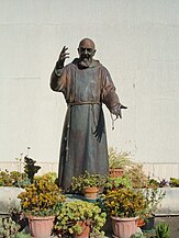 Scultura di Padre Pio a Roma.