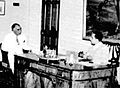 Le Premier ministre Saïd (à gauche) discutant avec le roi Fayçal II.