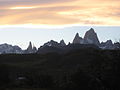 Cerro Torre 3133 m Argentinien/Chile (Felsnadel links hinten) und Fitz Roy 3375 m (rechts)