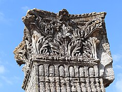 Chapiteau corinthien de l'un des deux pilastres ou antes.