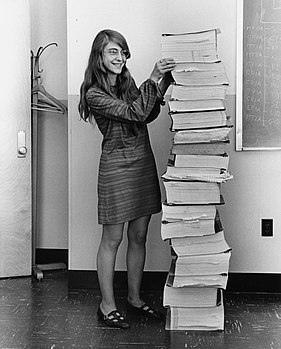 #6: Margaret Hamilton standing next to the navigation software that she and her MIT team produced for the Apollo Project. Atribuição: Draper Laboratory; restored by Adam Cuerden. (public domain)