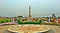 Minar-e-Pakistan vista dal parco Iqbal