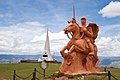 La statua di Sucre davanti all'obelisco della Battaglia di Ayacucho, in Perù.