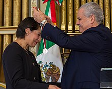 Ana Recio Harvey receives the Ohtli Award in 2015.