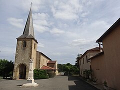 L'église et la place du village.