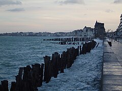 Chaussée du Sillon, Saint-Malo, par marée de fort coefficient.