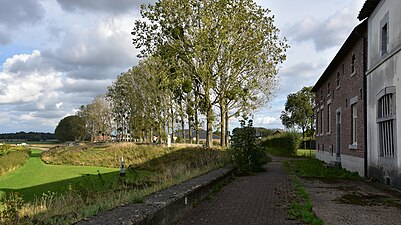 Twee boerenburgerhuizen aan de Maas