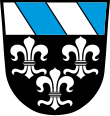 Markt Gangkofen Unter dreimal von Silber und Blau schräg geteiltem Schildhaupt in Schwarz drei, zwei zu eins gestellte, silberne heraldische Lilien.