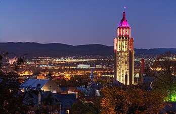 Edifício Price à noite, um arranha-céu de 18 andares (originalmente 16) na cidade de Quebec, Canadá. Construído em 1928–1930, é o edifício mais alto do coração histórico da cidade, bem como um dos arranha-céus mais antigos do Canadá. Em 2001, tornou-se o local da residência oficial do Primeiro-ministro do Quebec, que ocupa dois dos andares superiores. (definição 4 524 × 2 940)