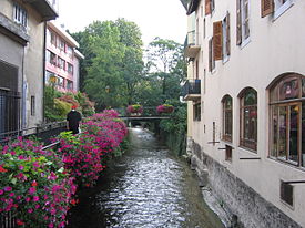 Canal no centro de Annecy