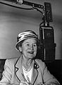 Maud Ruby Bashsam alias "Aunt Daisy" en la emisora 2ZB, Wellington, Nueva Zelanda, 1959
