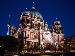 Katedralen under kvällstid med Berlins TV-torn i bakgrunden.