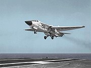 着艦するF-111B