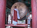 Un monje toca el tambor antes de la liturgia en un templo budista Chogye, de Corea.