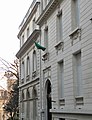 Drapeau sur la façade de l'ambassade de Libye en France.