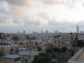 Vedere de pe Colina Sokolov. În depărtare, spre sud-est - blocurile turn din Ramat Gan şi Tel Aviv