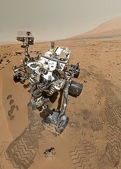 הרובר קיוריוסיטי במכתש גייל, 31 באוקטובר 2012. התמונה מורכבת מ-55 תמונות נפרדות שהורכבו לכדי תמונת "סלפי"