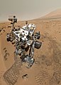 Foto de la kosmoaŭto Curiosity de Marsa Science Laboratorio farita de ĝi mem la 31-an de oktobro, 2012