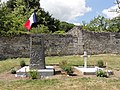 Tombe et mémorial de guerre dans l'ancien cimetière.