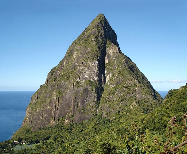 Гора Пти-Питон на юго-западе острова Сент-Люсия