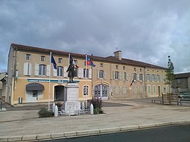 The town hall and war memorial in Seissan