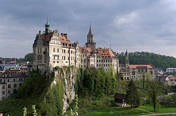 Le château de Sigmaringen, siège du gouvernement en exil de la France vichyste de septembre 1944 à avril 1945. (définition réelle 3 660 × 2 423)