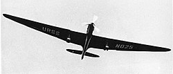 Az URSS N025-ös lajstromjelű gép repülés közben. Jól megfigyelhető a gép szokatlanul nagy fesztávolságú szárnya.