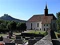 Wallfahrtskirche Maria Zell bei Boll mit der Burg Hohenzollern im Hintergrund