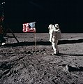 Apollo 11 Projesi ile Ay'a ayak basan ikinci insan olan Buzz Aldrin uydunun yüzeyinde Amerika Birleşik Devletleri bayrağını selamlarken.
