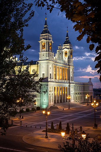 Průčelí katedrály Panny Marie Almudenské, hlavního kostela madridské arcidiecéze, za soumraku