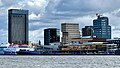 Terminal ferry et skyline.