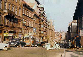 Vy från Malmskillnadsgatan år 1956 innan kvarteret förändrades. Bara Hästskopalatset (huset med burspråk) finns kvar.