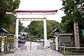 Un inusual Nakayama torii blanco y rojo