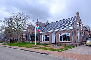 Voormalige katholieke lagere Willibrordusschool (links) uit 1874 met onderwijzerswoning (rechts) uit 1875